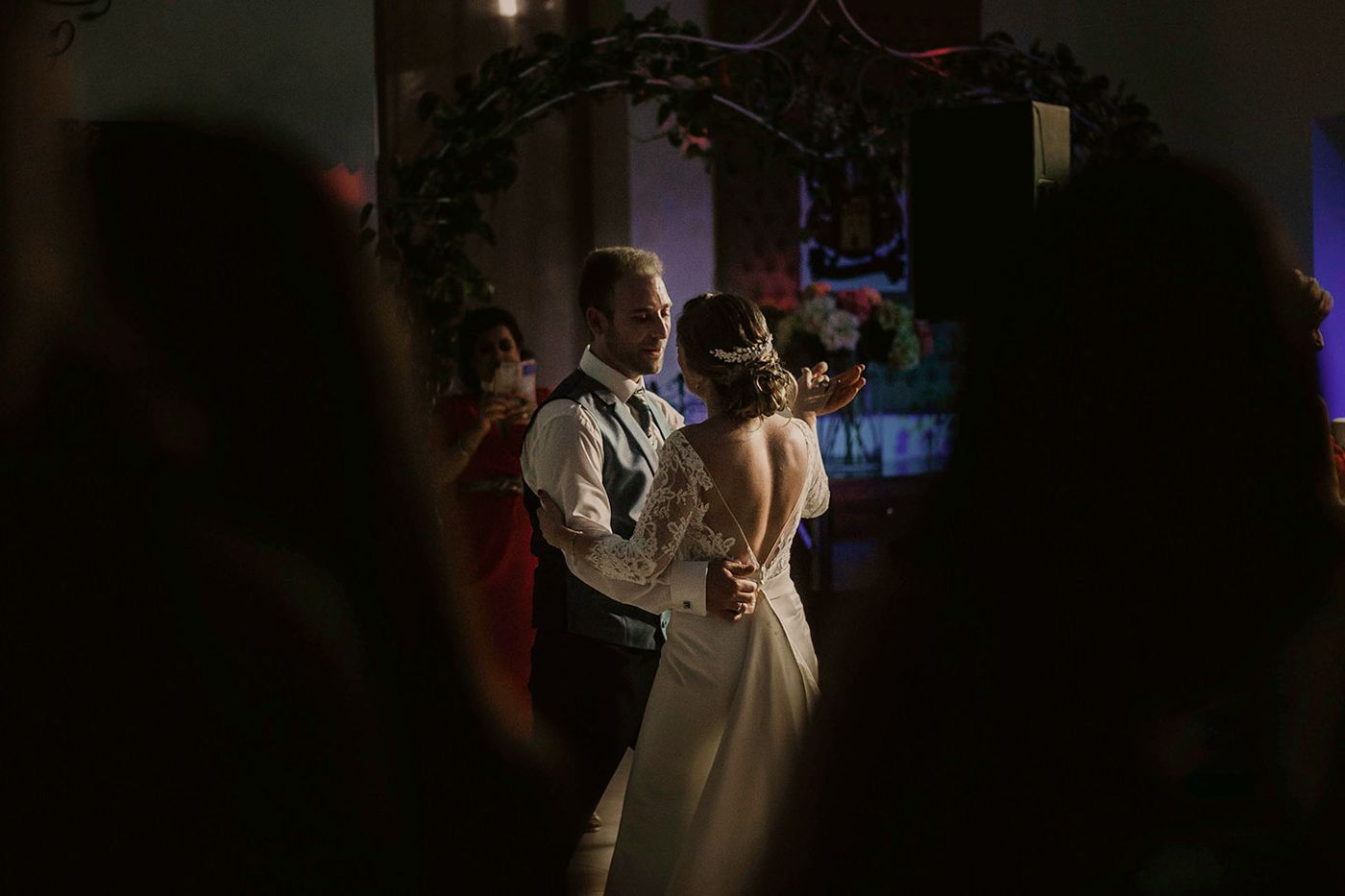 Novios bailando en el banquete