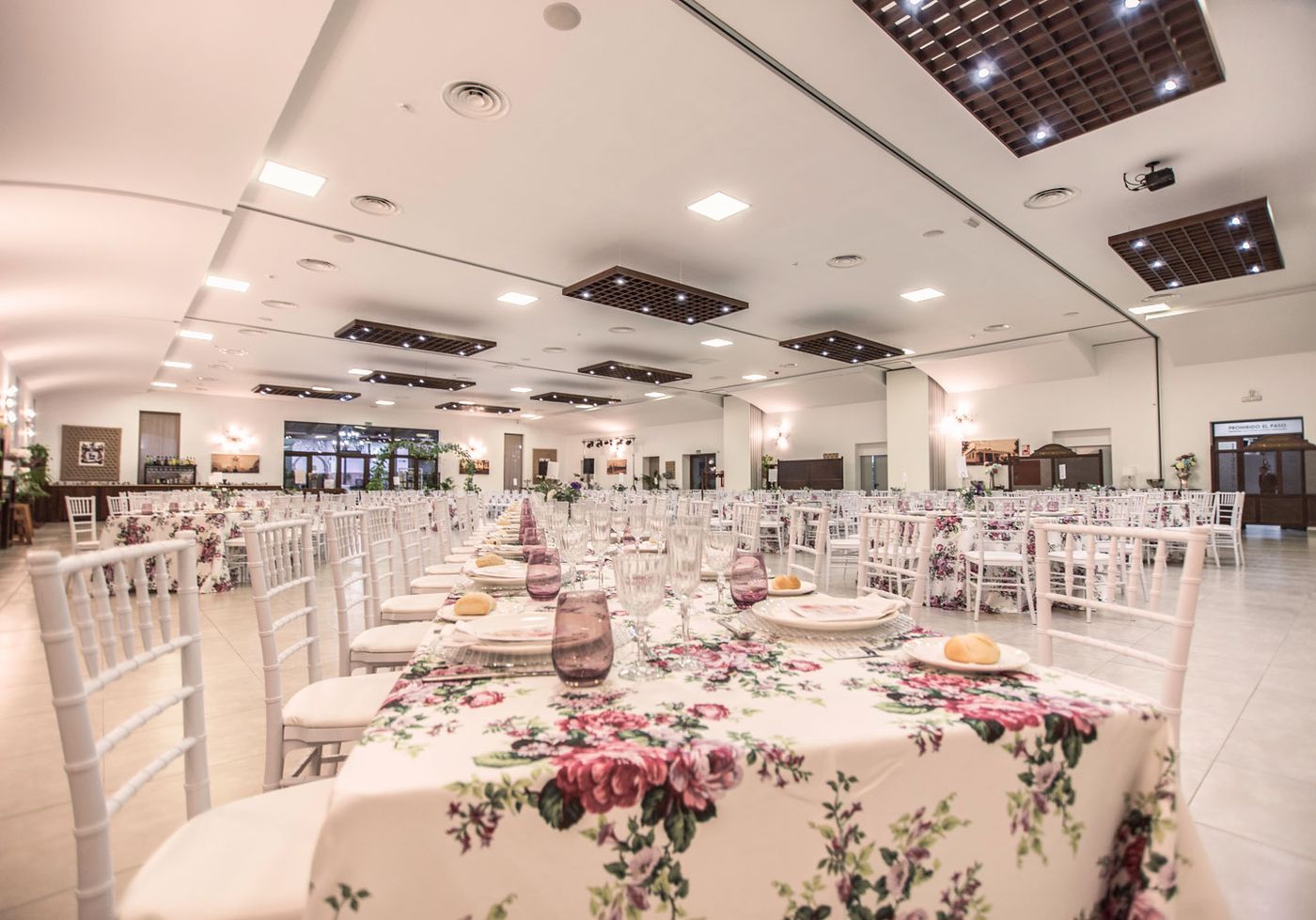 Salón de banquete montado con flores