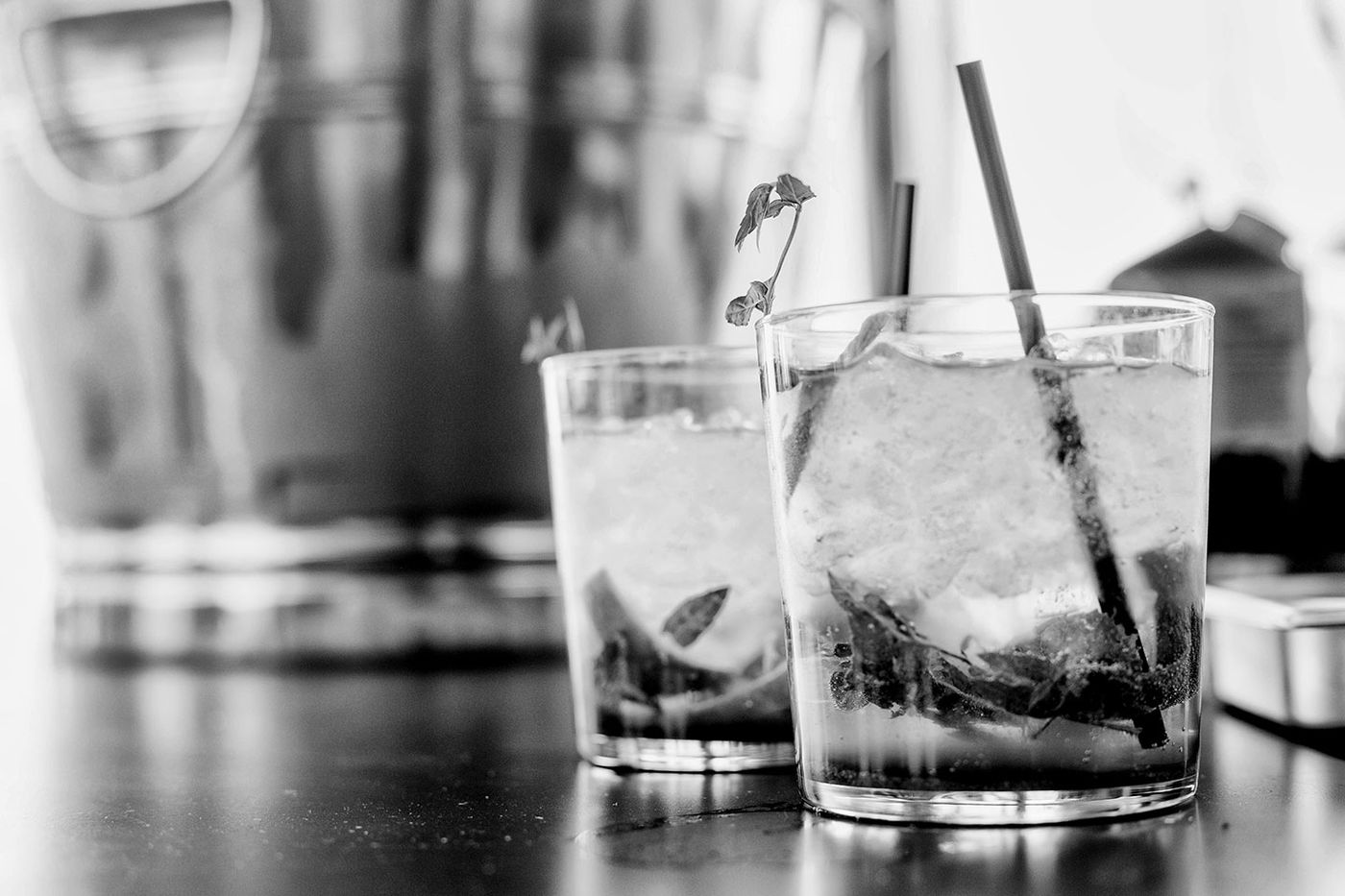 Camarero ofreciendo aperitivos en un evento corporativo