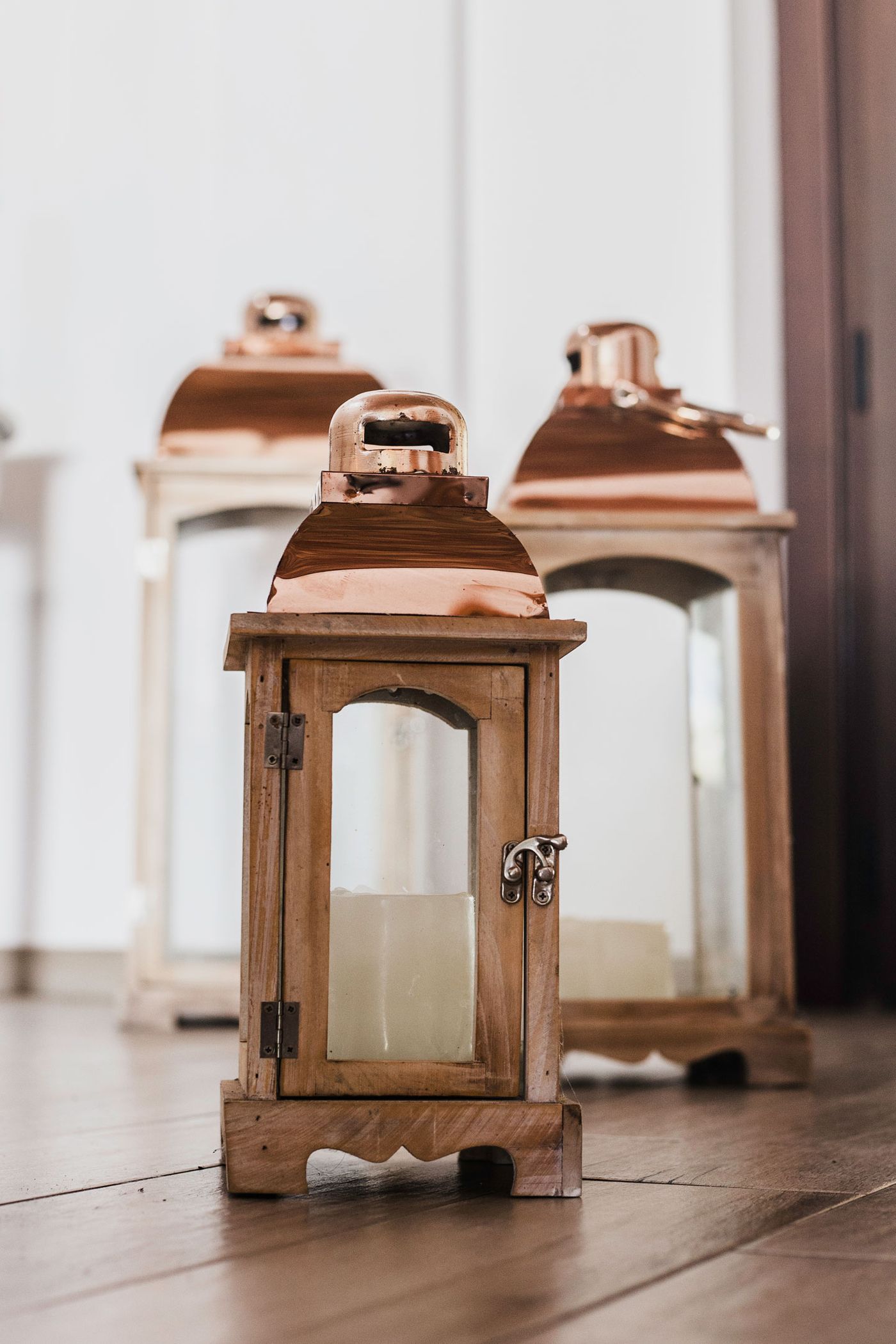 Farol y detalles de decoración en El Figón